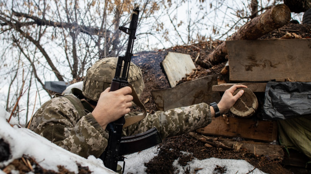 Quân Nga được phát hiện tiến vào Donetsk, Biden áp lệnh trừng phạt, châu Âu 'thấp thỏm' - Ảnh 1.