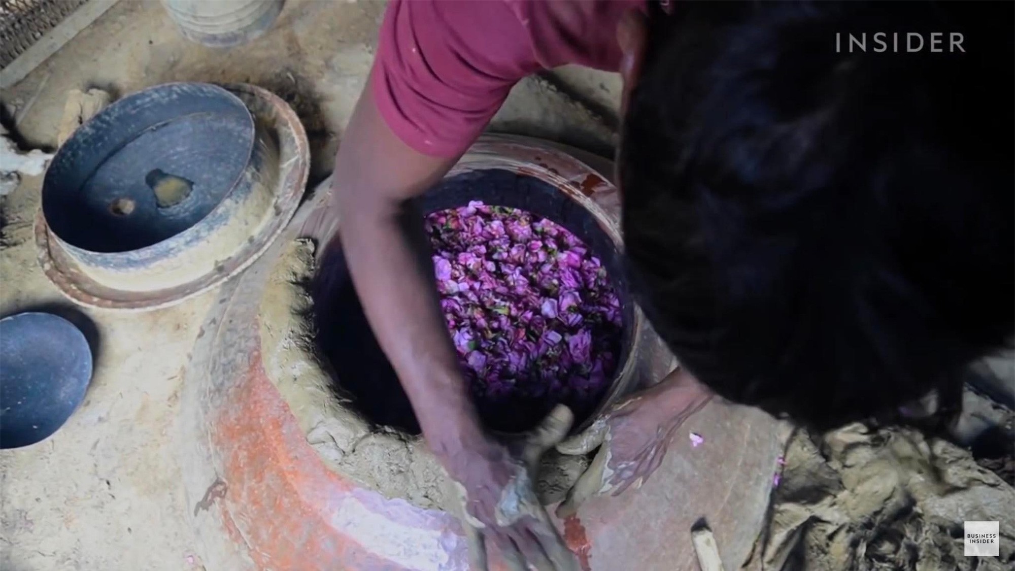 Toàn cảnh quy trình sản xuất nước hoa mùi mưa giá &quot;đắt cắt cổ&quot; tại Ấn Độ - Ảnh 5.