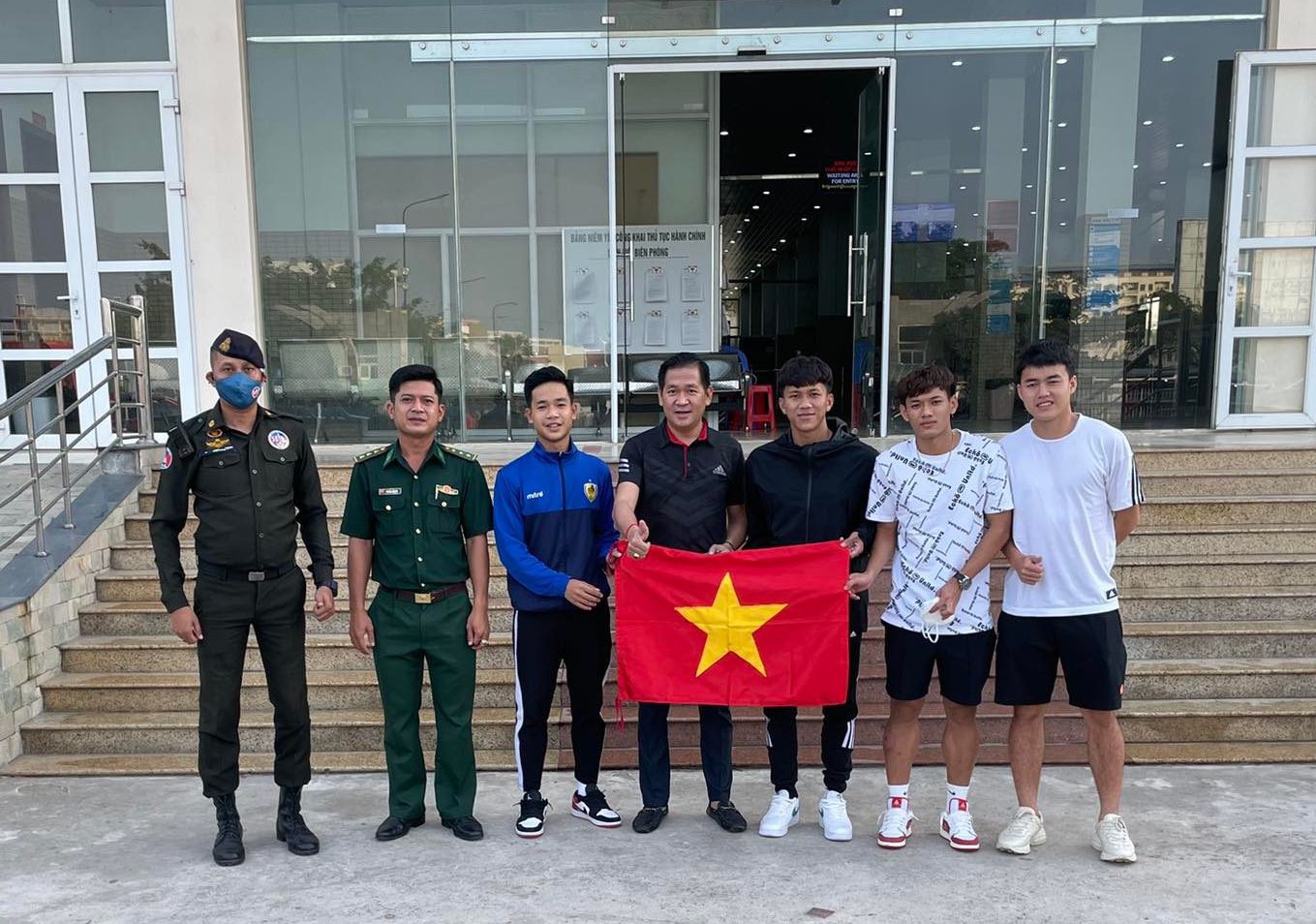 Tin sáng (22/2): Ly kỳ hành trình 4 &quot;viện binh&quot; U23 Việt Nam sang Campuchia - Ảnh 2.