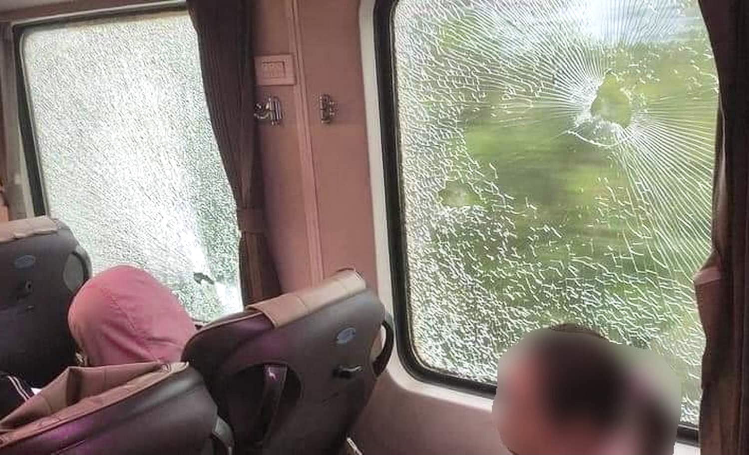 10 học sinh ở Quảng Bình ném đá vào tàu hoả khiến hàng trăm hành khách hoảng loạn - Ảnh 3.
