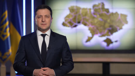 Tổng thống Ukraine Zelensky nói gì với người dân sau động thái của Nga ở Donbass? - Ảnh 1.