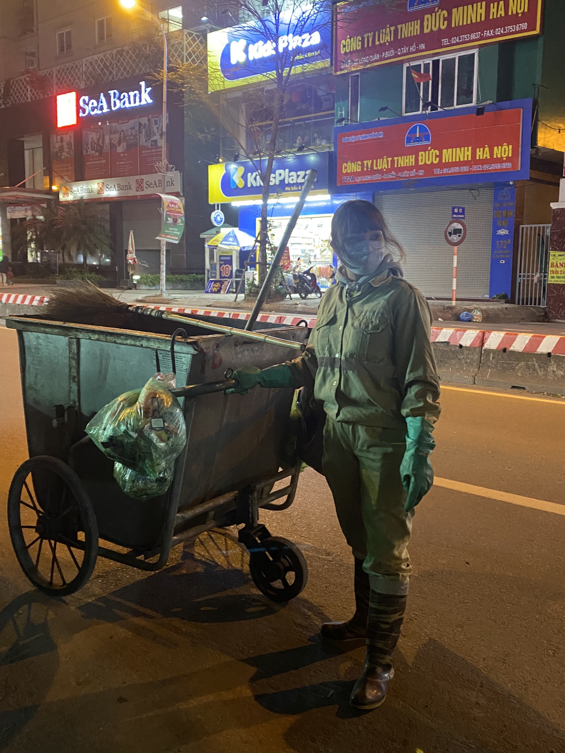 Nỗi cơ cực của công nhân quét rác giữa đêm giá lạnh “cắt da cắt thịt” ở Thủ đô Hà Nội  - Ảnh 2.