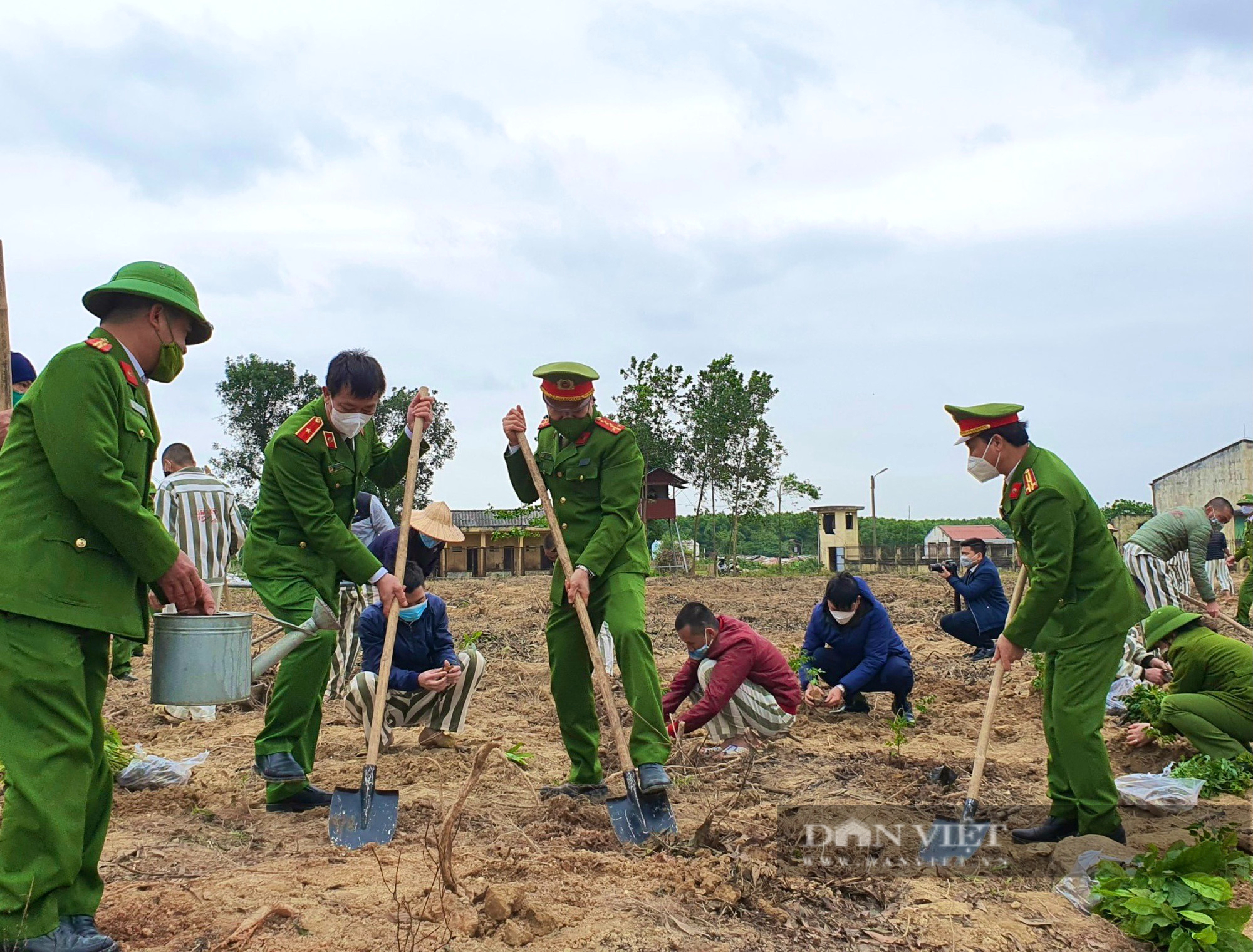 Cán bộ, phạm nhân Trại giam Đồng Sơn cùng làm điều này để môi trường thêm xanh - Ảnh 6.