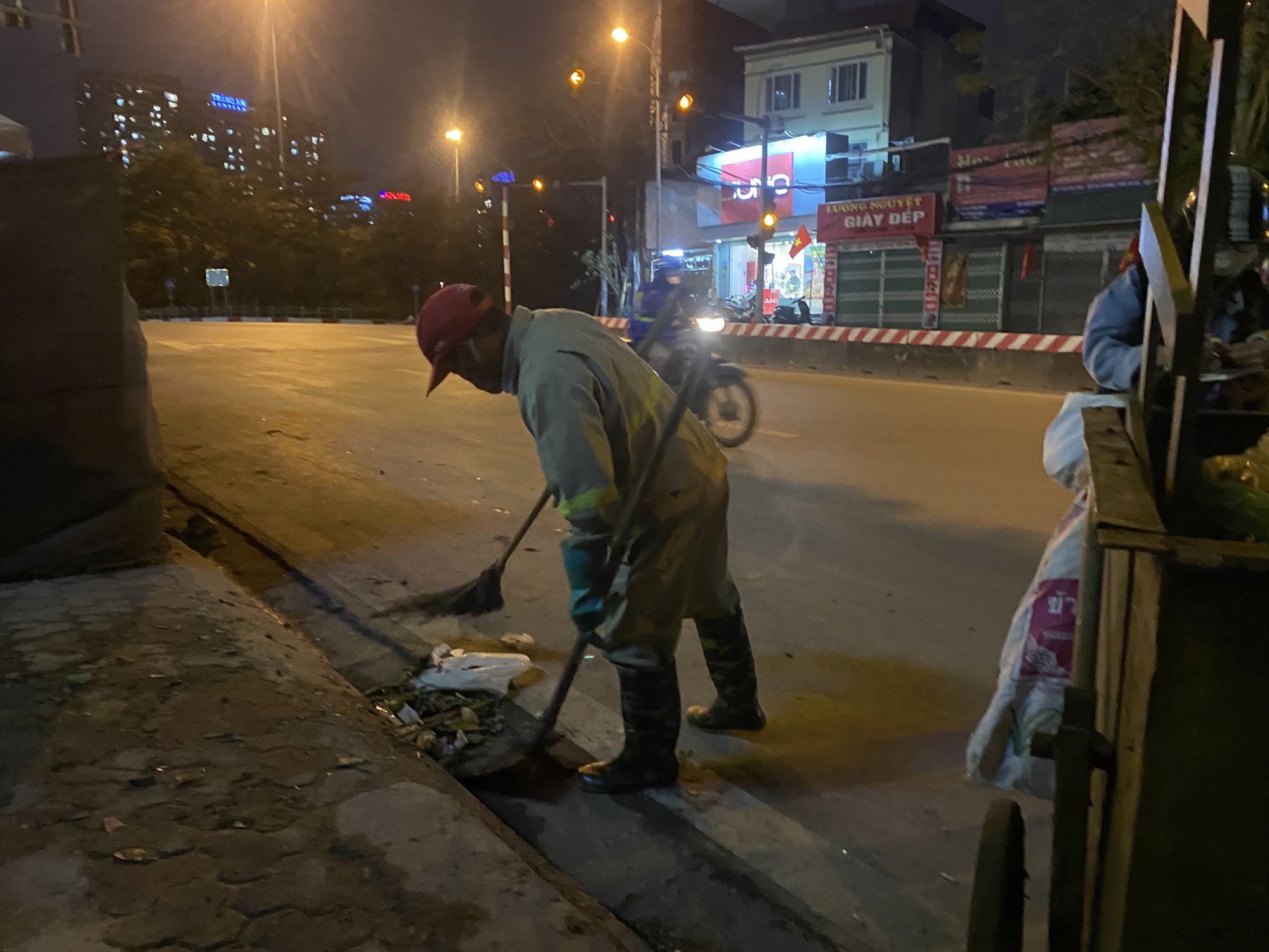 Nỗi cơ cực của công nhân quét rác giữa đêm giá lạnh “cắt da cắt thịt” ở Thủ đô Hà Nội  - Ảnh 5.