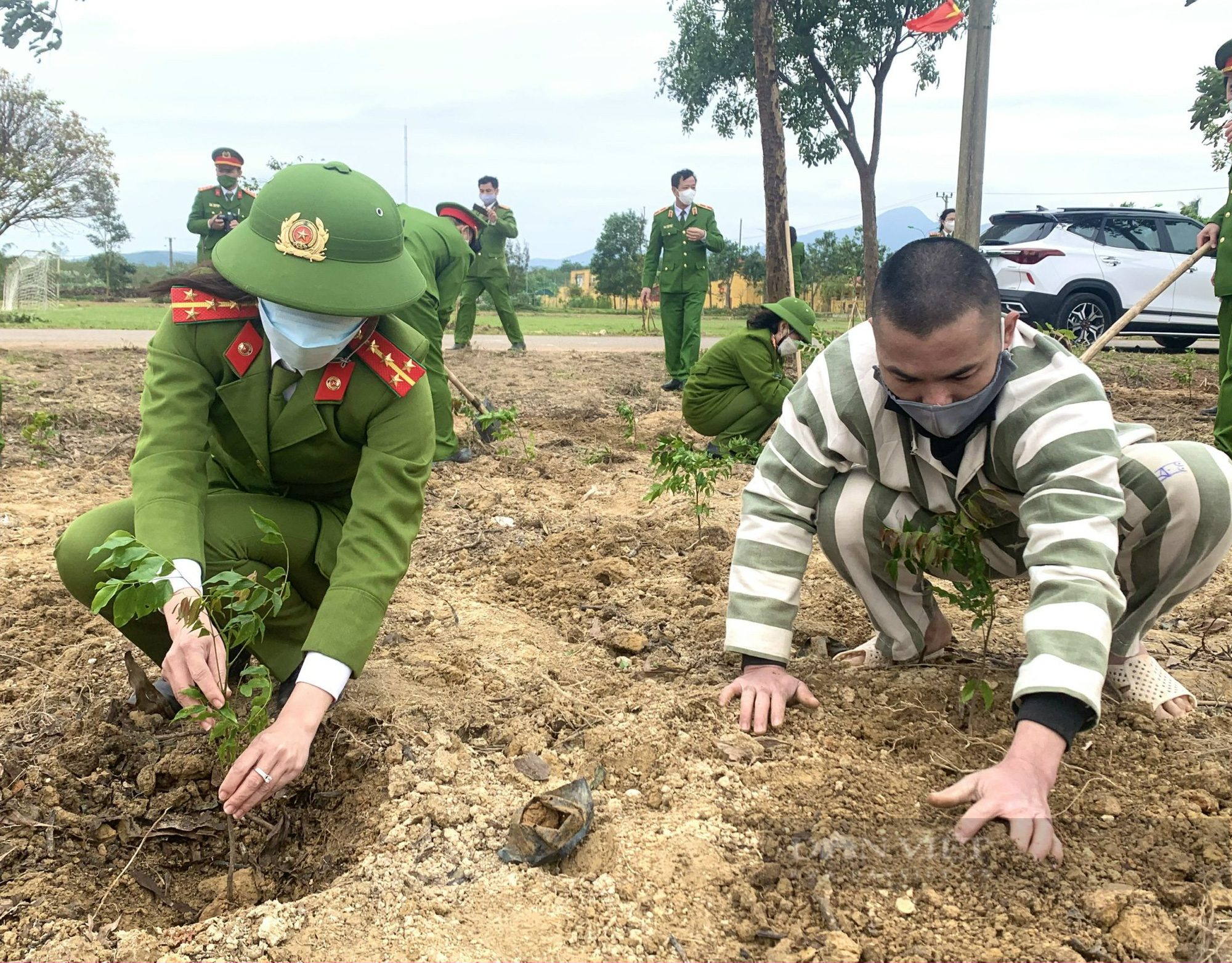 Cán bộ, phạm nhân Trại giam Đồng Sơn cùng làm điều này để môi trường thêm xanh - Ảnh 2.