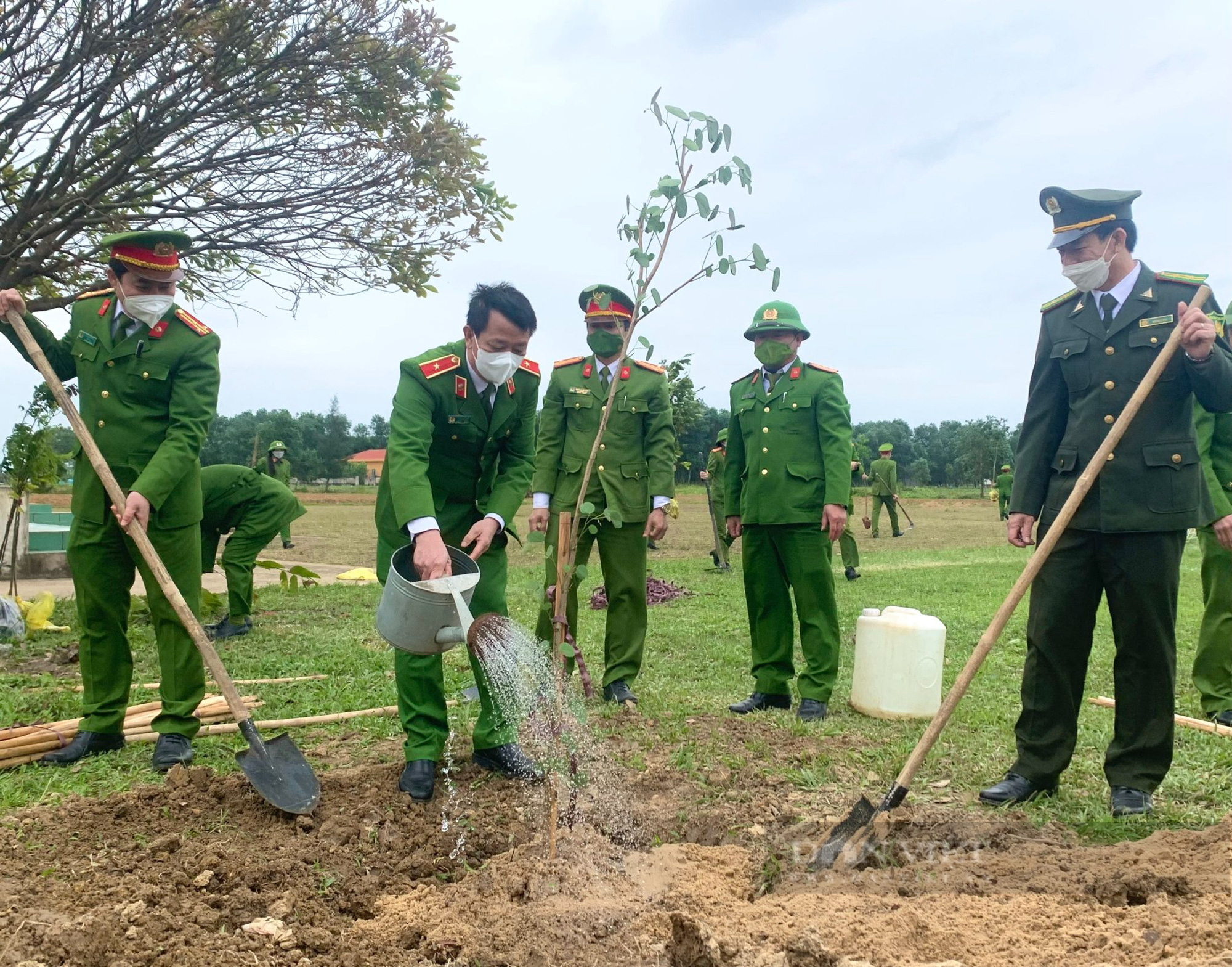 Cán bộ, phạm nhân Trại giam Đồng Sơn cùng làm điều này để môi trường thêm xanh - Ảnh 3.