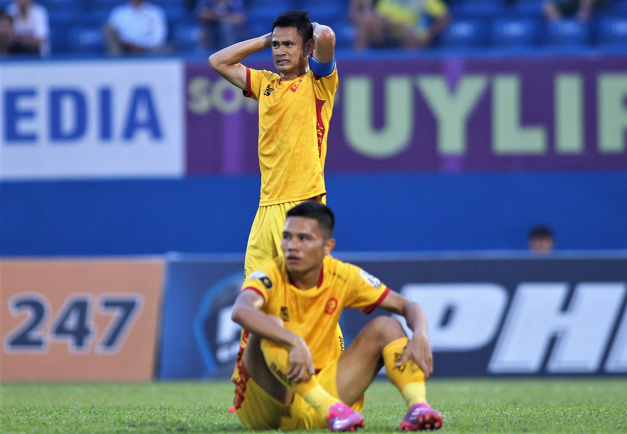 18 cầu thủ Thanh Hóa nhiễm Covid-19, trận gặp Hà Nội FC bị hoãn - Ảnh 1.