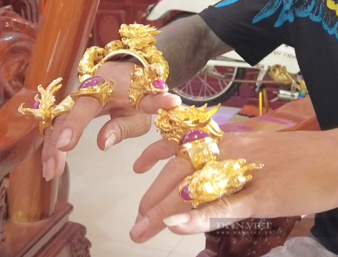 Xôn xao người đàn ông đeo 50 lượng vàng ở An Giang, cho thử nếu ai không tin vàng thật - Ảnh 5.