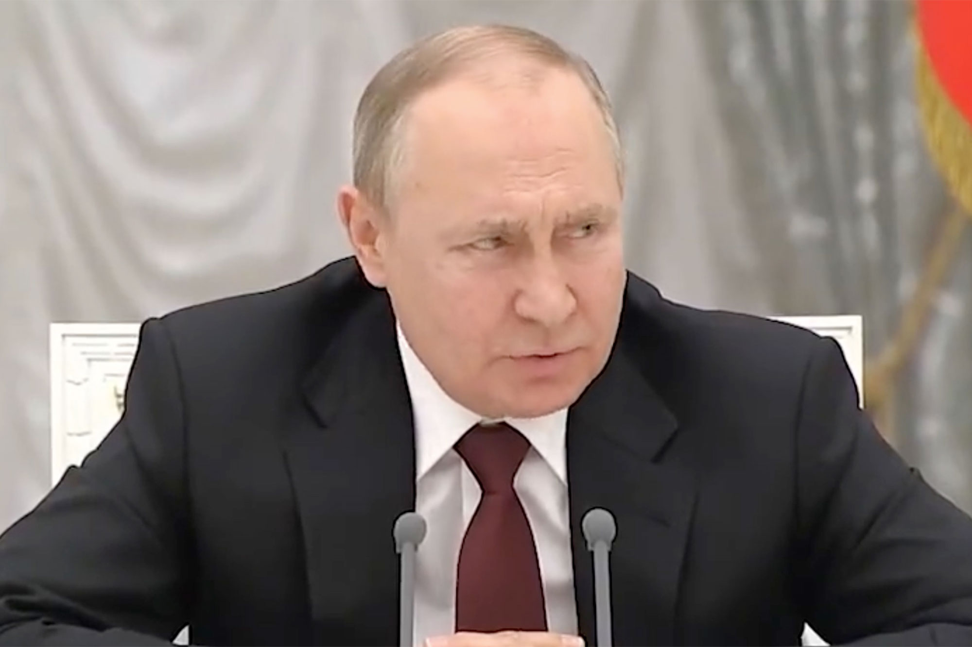 Video màn lắp bắp khiến Putin 'nổi đóa' của Giám đốc tình báo nước ngoài  - Ảnh 2.