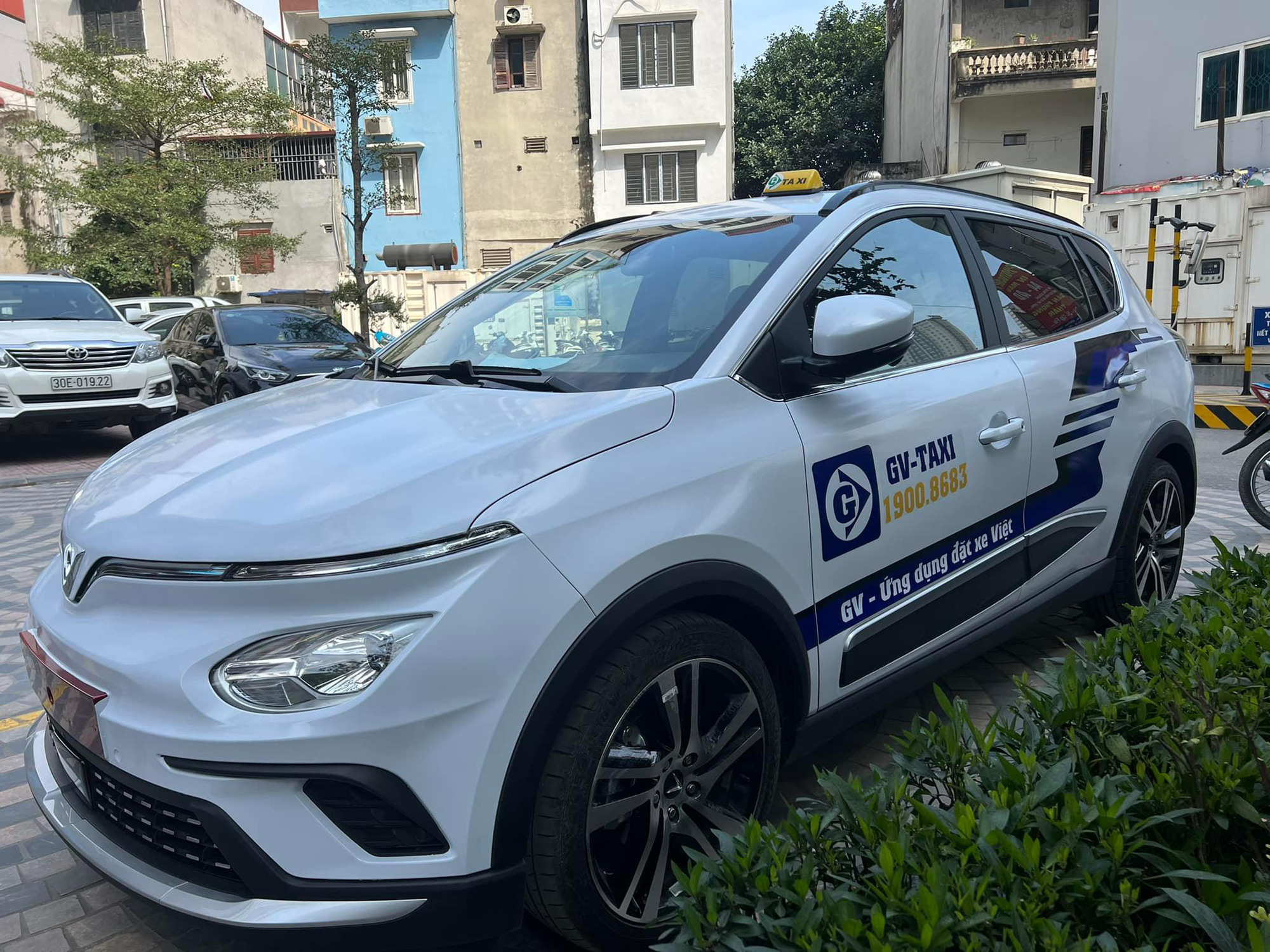 Tài xế chạy taxi ô tô điện VinFast VF e34 đánh giá thẳng thật, chia sẻ chi phí, số tiền thu được ngày đầu tiên - Ảnh 5.