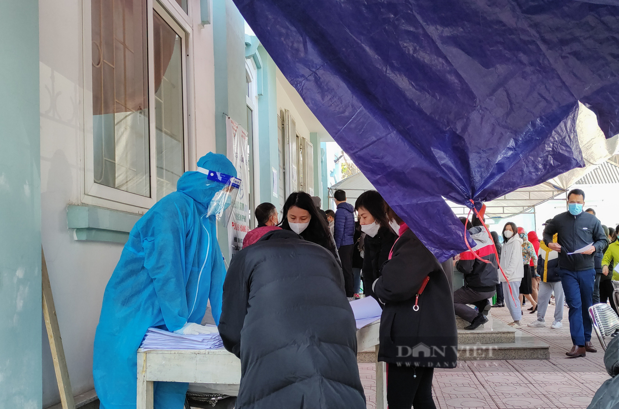 F0 tăng vọt, mục sở thị buổi sáng tất bật của y tế phường tại Hà Nội - Ảnh 5.
