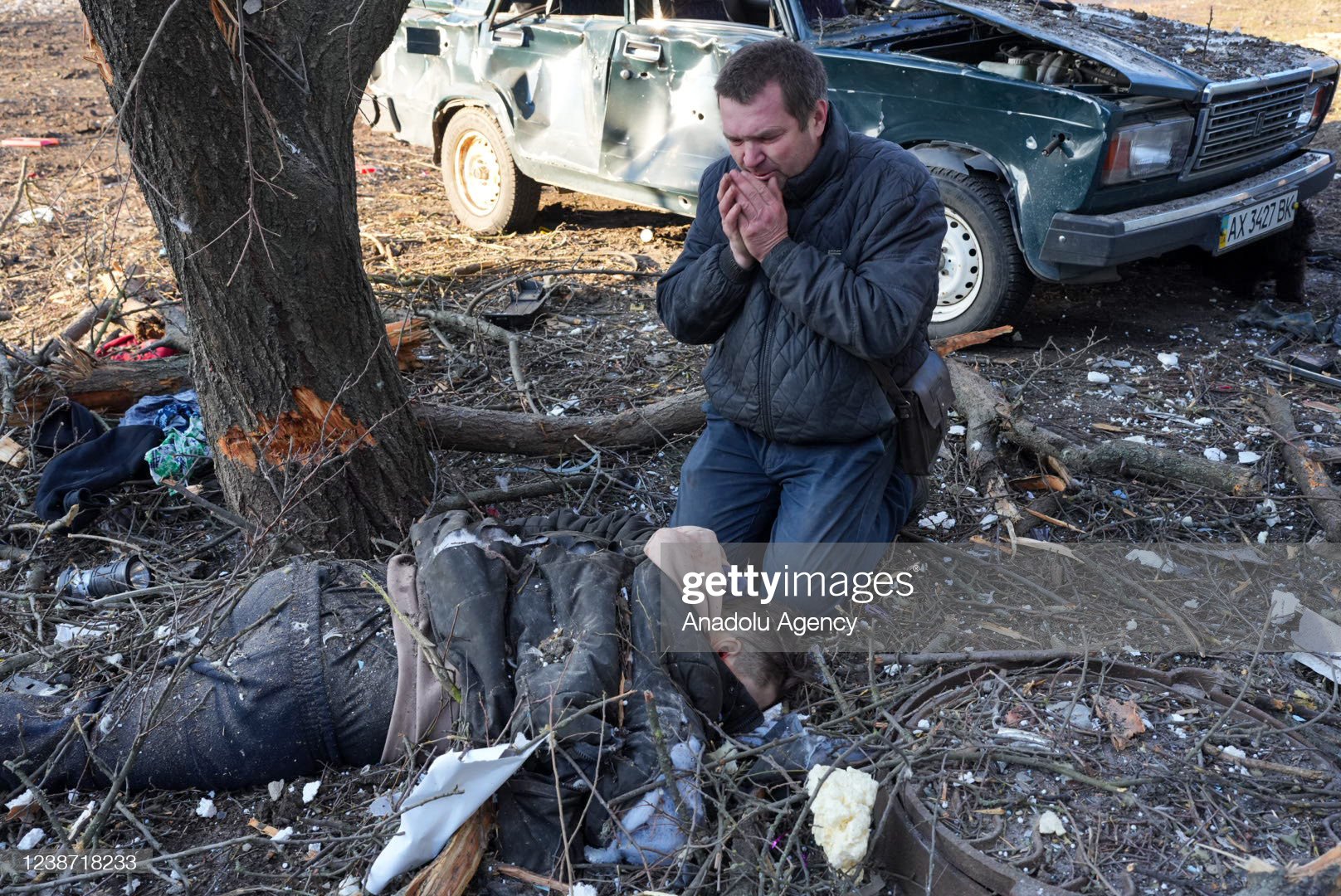 Những hình ảnh tang thương và loạn lạc tại Ukraine sau cuộc tấn công của Nga - Ảnh 4.
