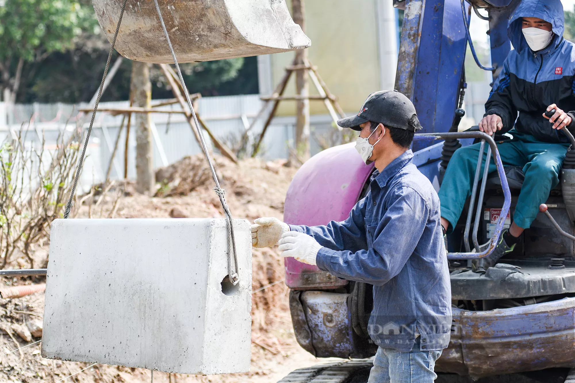 Hàng chục công nhân và máy móc hối hả trên công trường hơn 25 tỷ đồng ở Hà Nội - Ảnh 8.
