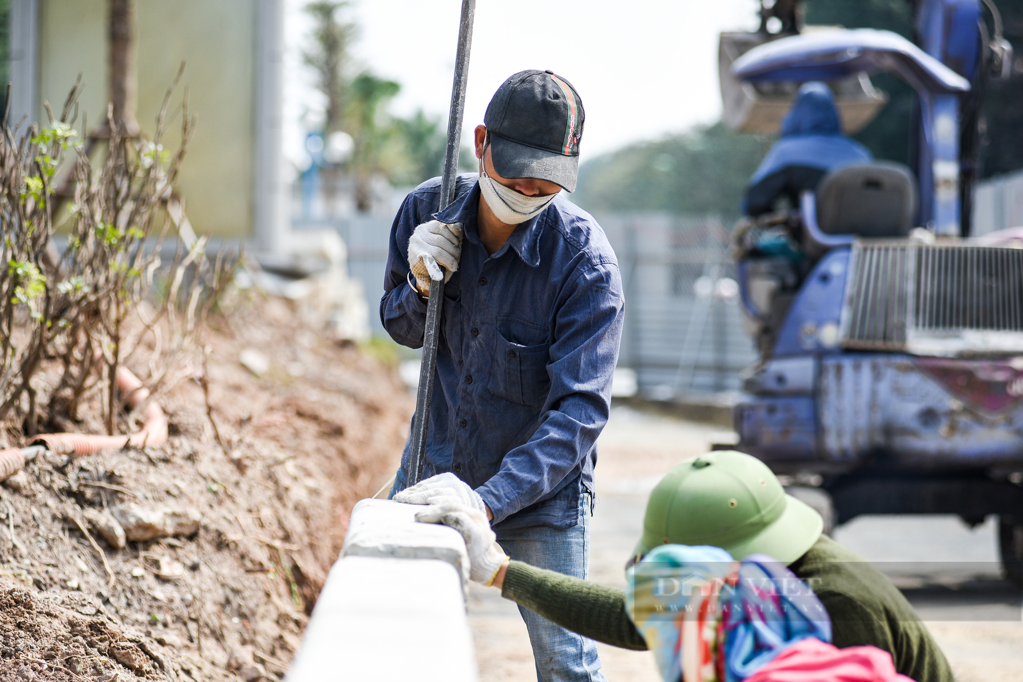 Hàng chục công nhân và máy móc hối hả trên công trường hơn 25 tỷ đồng ở Hà Nội - Ảnh 12.