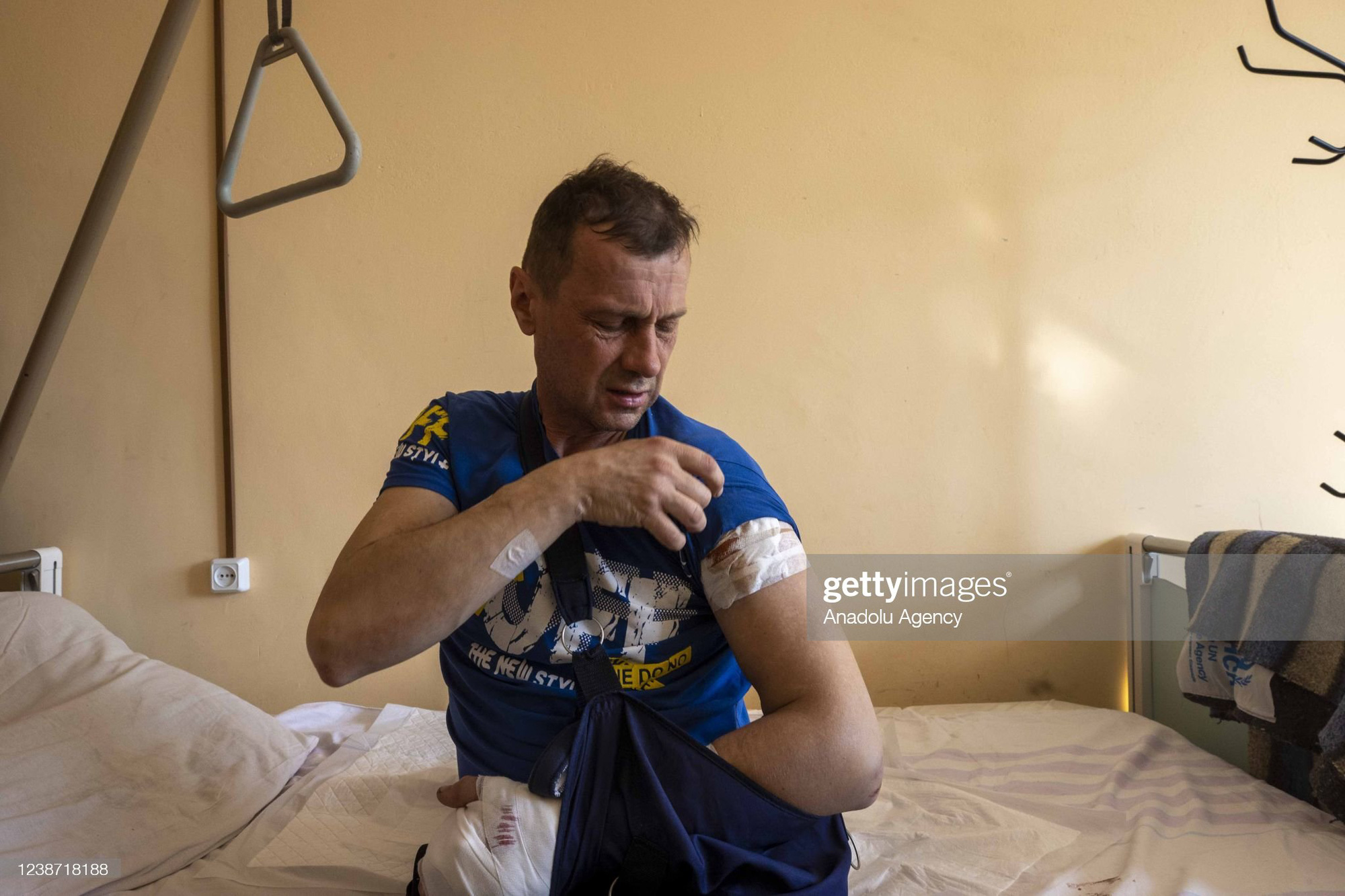 Những hình ảnh tang thương và loạn lạc tại Ukraine sau cuộc không kích - Ảnh 6.