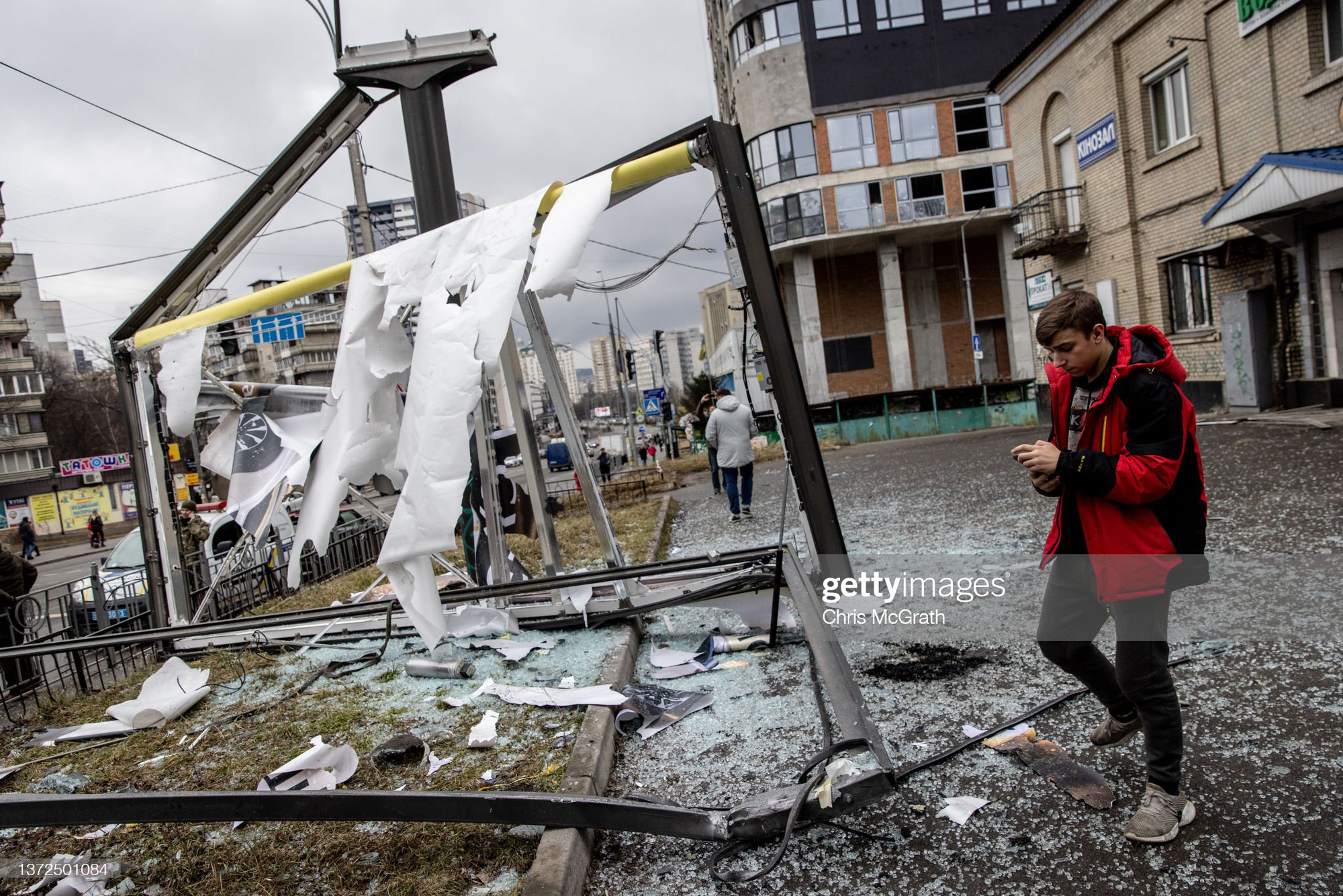 Những hình ảnh tang thương và loạn lạc tại Ukraine sau cuộc không kích - Ảnh 7.