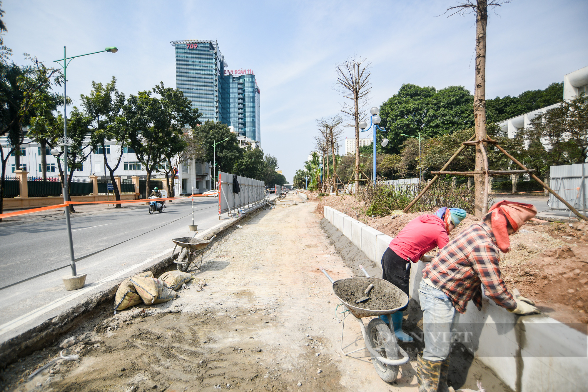 Hàng chục công nhân và máy móc hối hả trên công trường hơn 25 tỷ đồng ở Hà Nội - Ảnh 11.