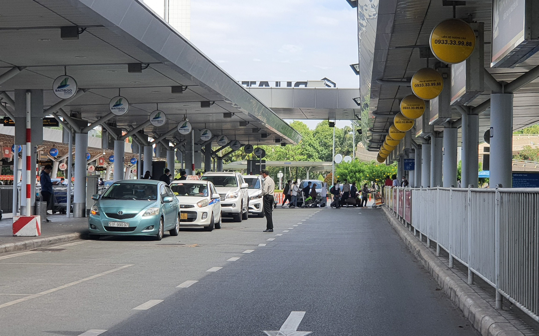 Sân bay Tân Sơn Nhất hết cảnh chèo kéo, “chặt chém” hành khách 
