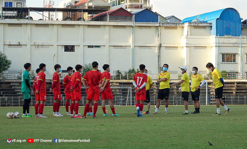 NÓNG: Thêm 1 ca dương tính, U23 Việt Nam vừa đủ 13 cầu thủ đấu U23 Đông Timor - Ảnh 1.