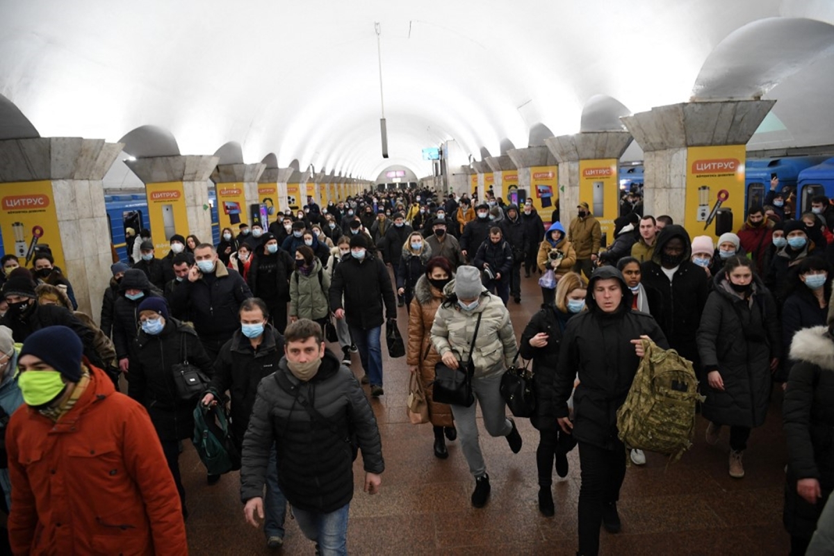 Hình ảnh dân Ukraine trú ẩn dưới ga tàu vì pháo, không kích liên tục của quân đội Nga - Ảnh 1.