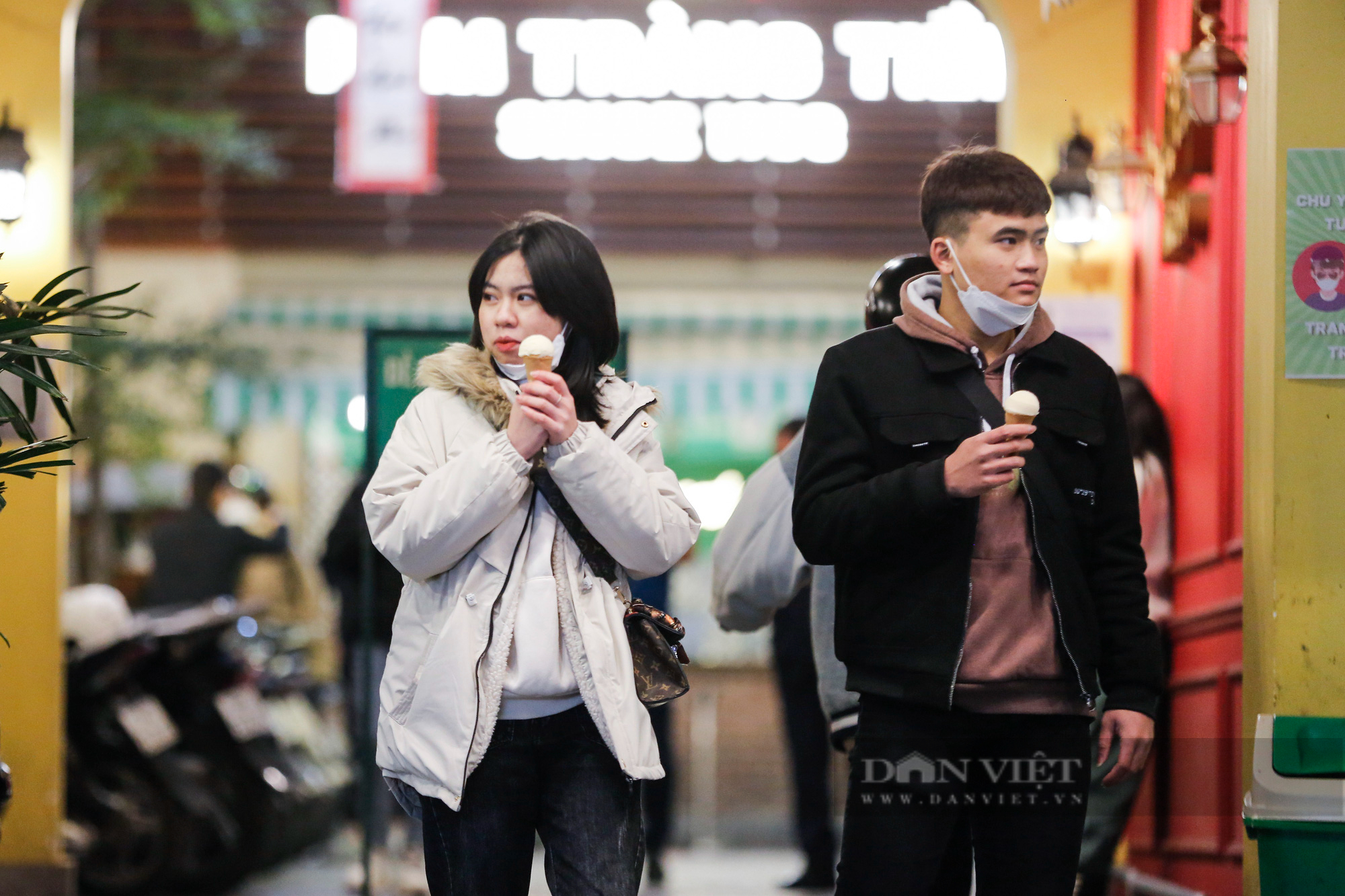 Giới trẻ Hà Nội thích thú ăn kem trong giá lạnh 10 độ C - Ảnh 1.