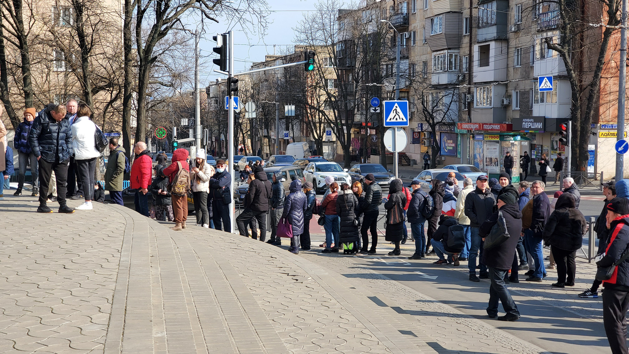 Thư Ukraine:
Ngày đầu tiên của chiến dịch quân sự: Người dân xếp hàng vào ngân hàng lấy tiền và tài sản mang về - Ảnh 1.
