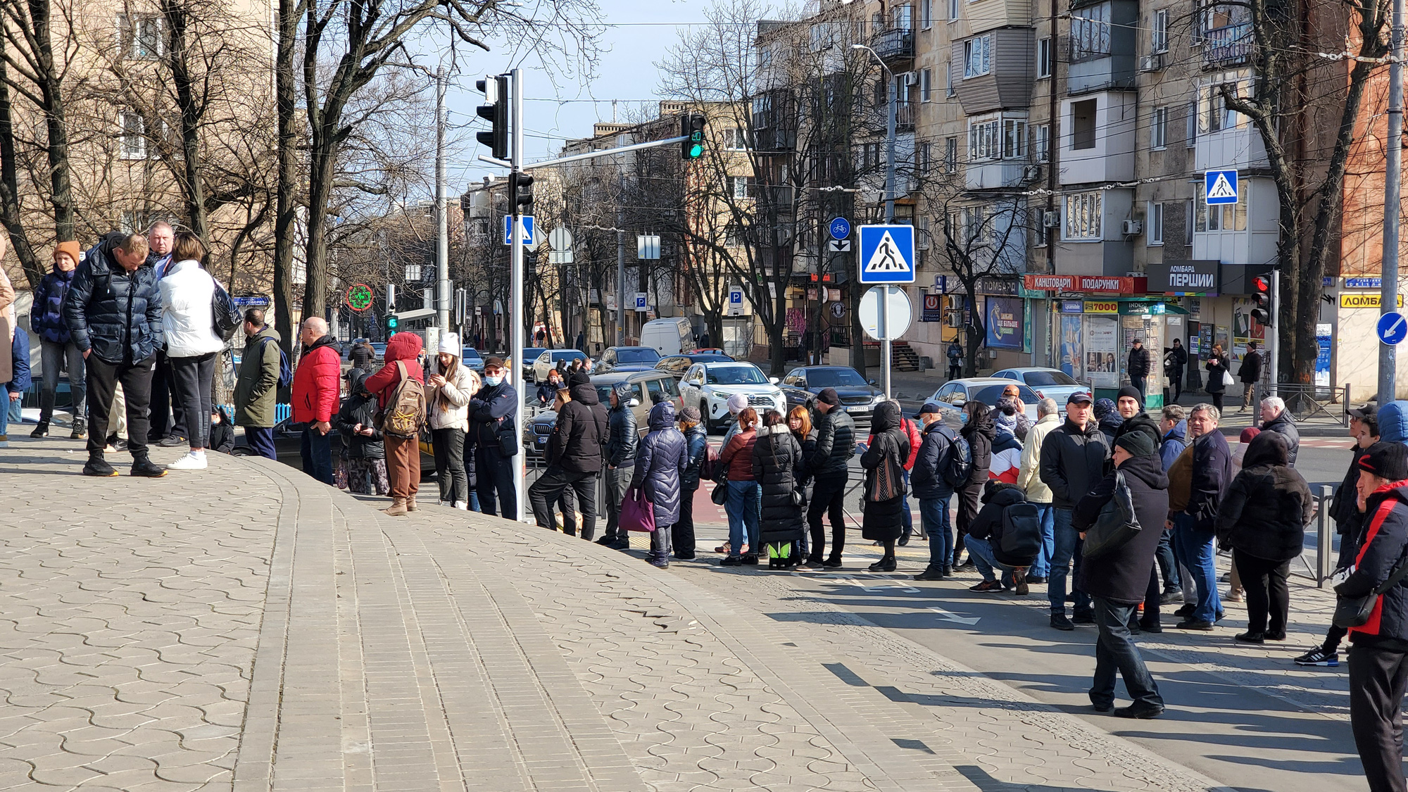 Thư Ukraine: Ngày đầu tiên của chiến dịch quân sự: Người dân xếp hàng vào ngân hàng lấy tiền và tài sản mang về - Ảnh 1.