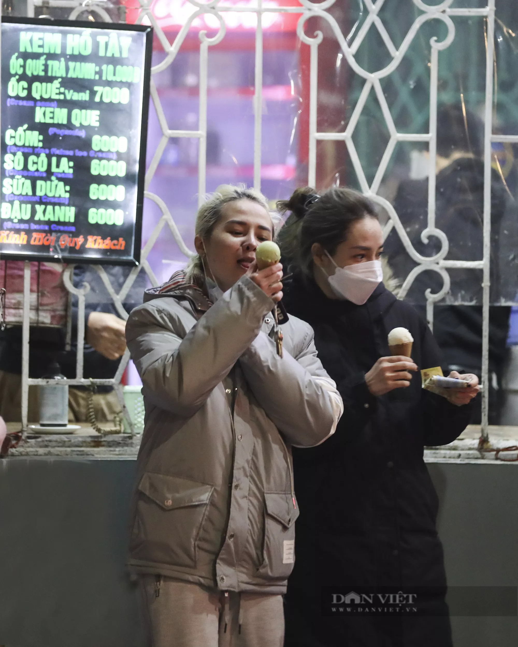 Giới trẻ Hà Nội thích thú ăn kem trong giá lạnh 10 độ C - Ảnh 10.