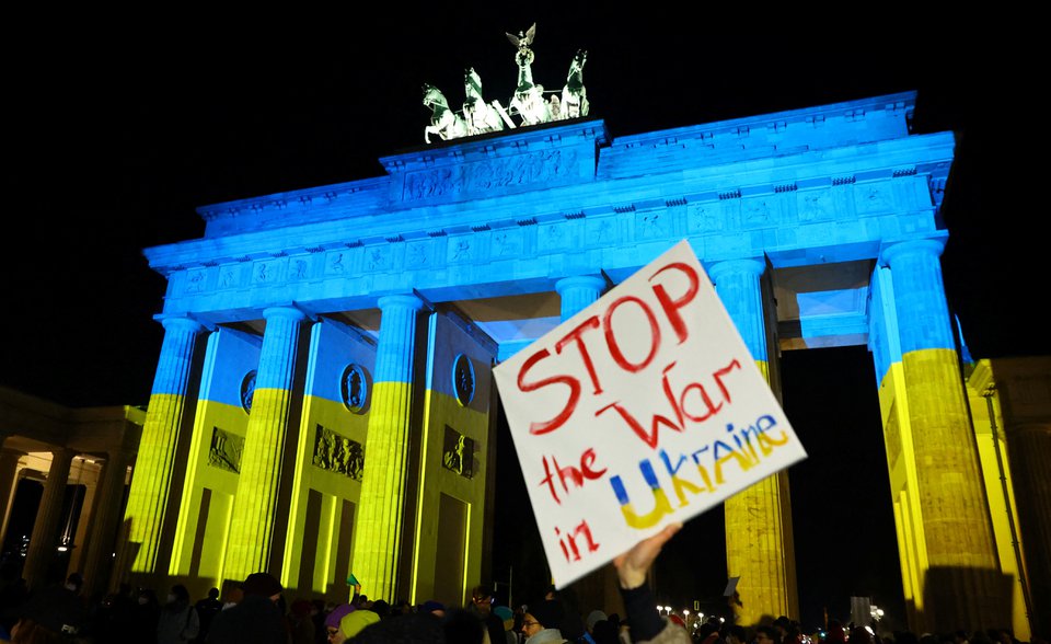 Biểu tình khắp nơi trên thế giới phản đối Nga tấn công vào Ukraine - Ảnh 10.