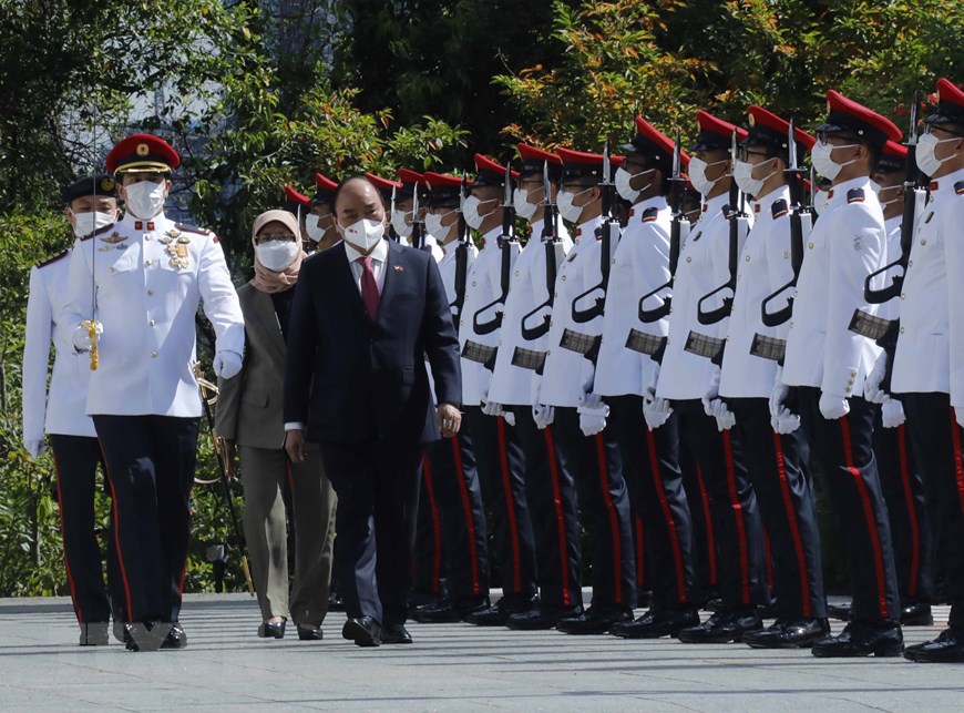 Lễ đón Chủ tịch nước Nguyễn Xuân Phúc thăm cấp Nhà nước tới Singapore - Ảnh 2.