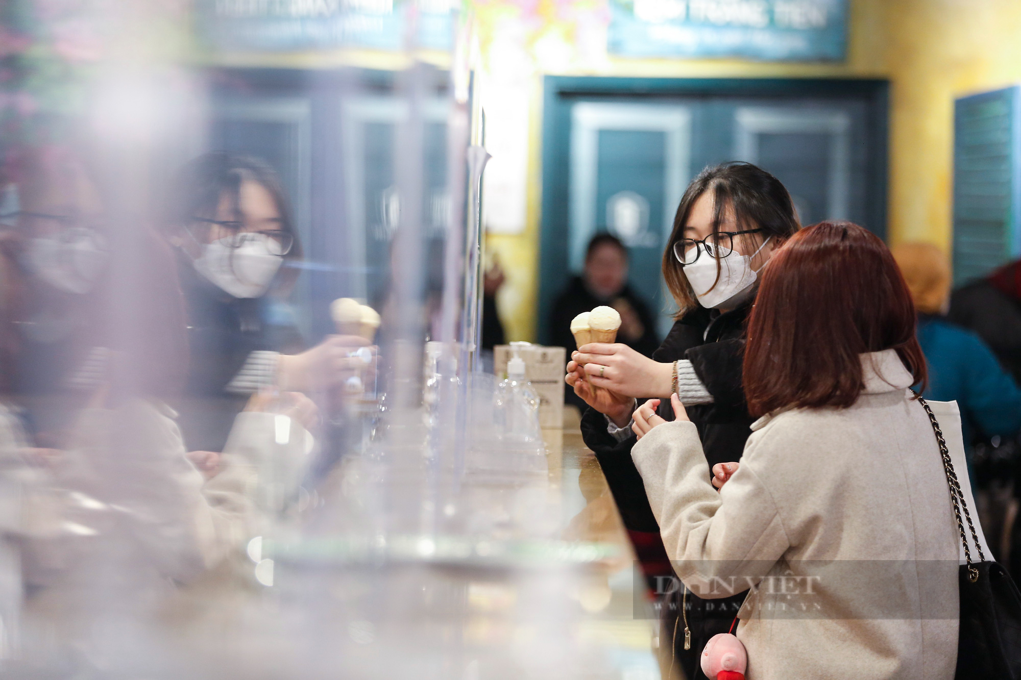 Giới trẻ Hà Nội thích thú ăn kem trong giá lạnh 10 độ C - Ảnh 3.