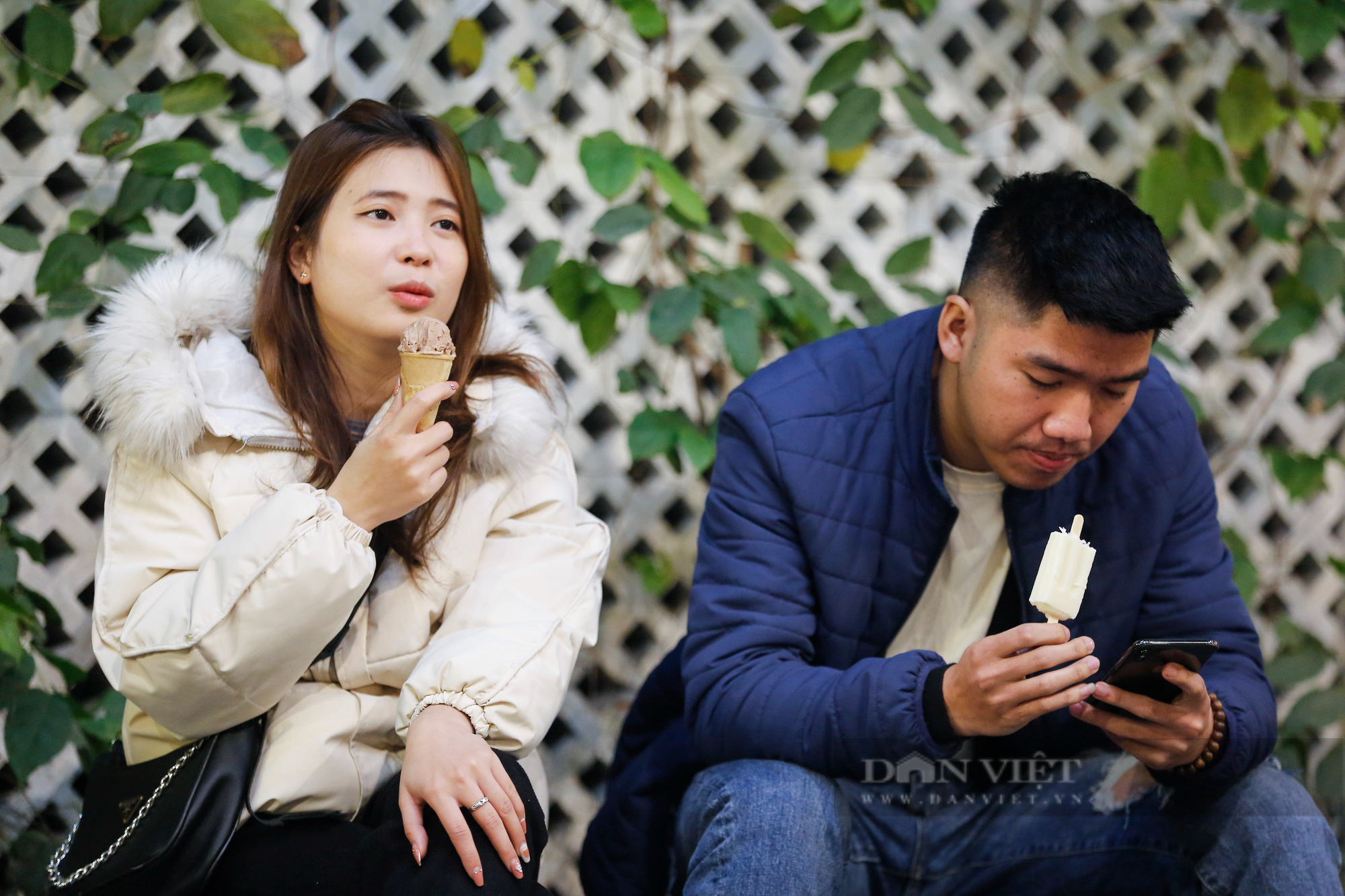 Giới trẻ Hà Nội thích thú ăn kem trong giá lạnh 10 độ C - Ảnh 4.