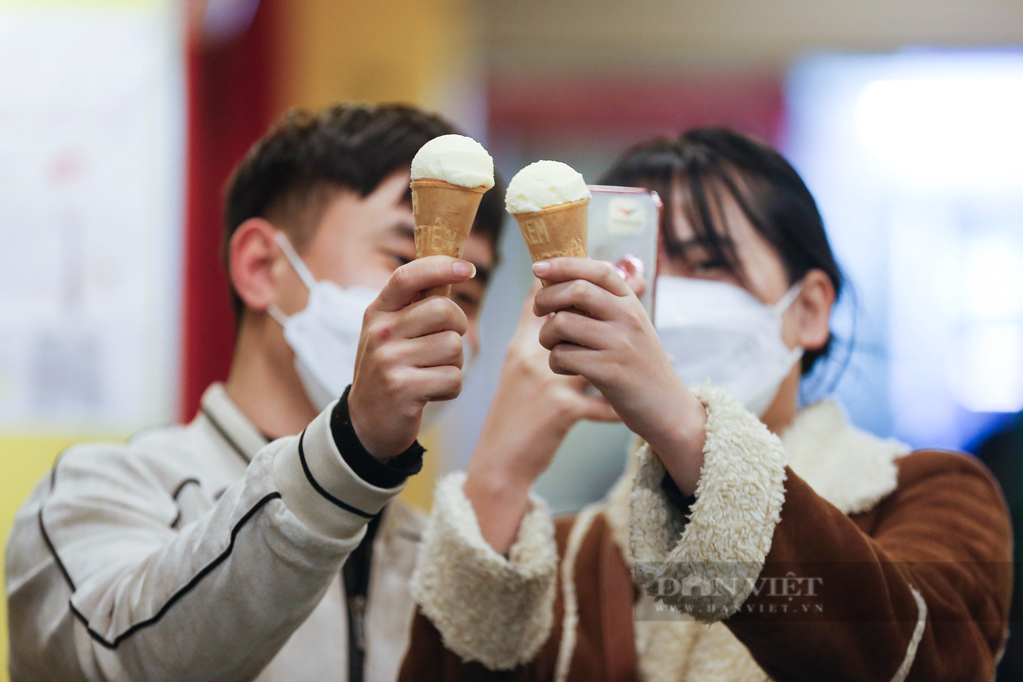 Giới trẻ Hà Nội thích thú ăn kem trong giá lạnh 10 độ C - Ảnh 5.