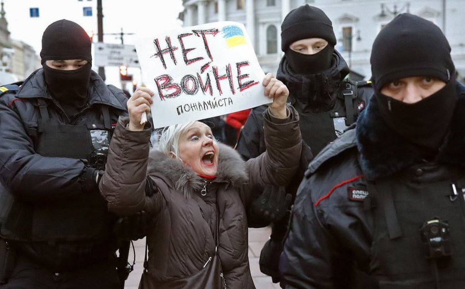 Biểu tình khắp nơi trên thế giới phản đối Nga tấn công vào Ukraine - Ảnh 6.