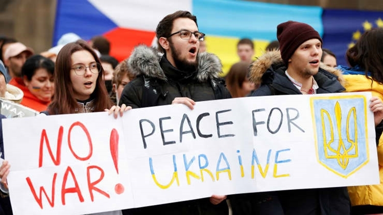Biểu tình khắp nơi trên thế giới phản đối Nga tấn công vào Ukraine - Ảnh 7.