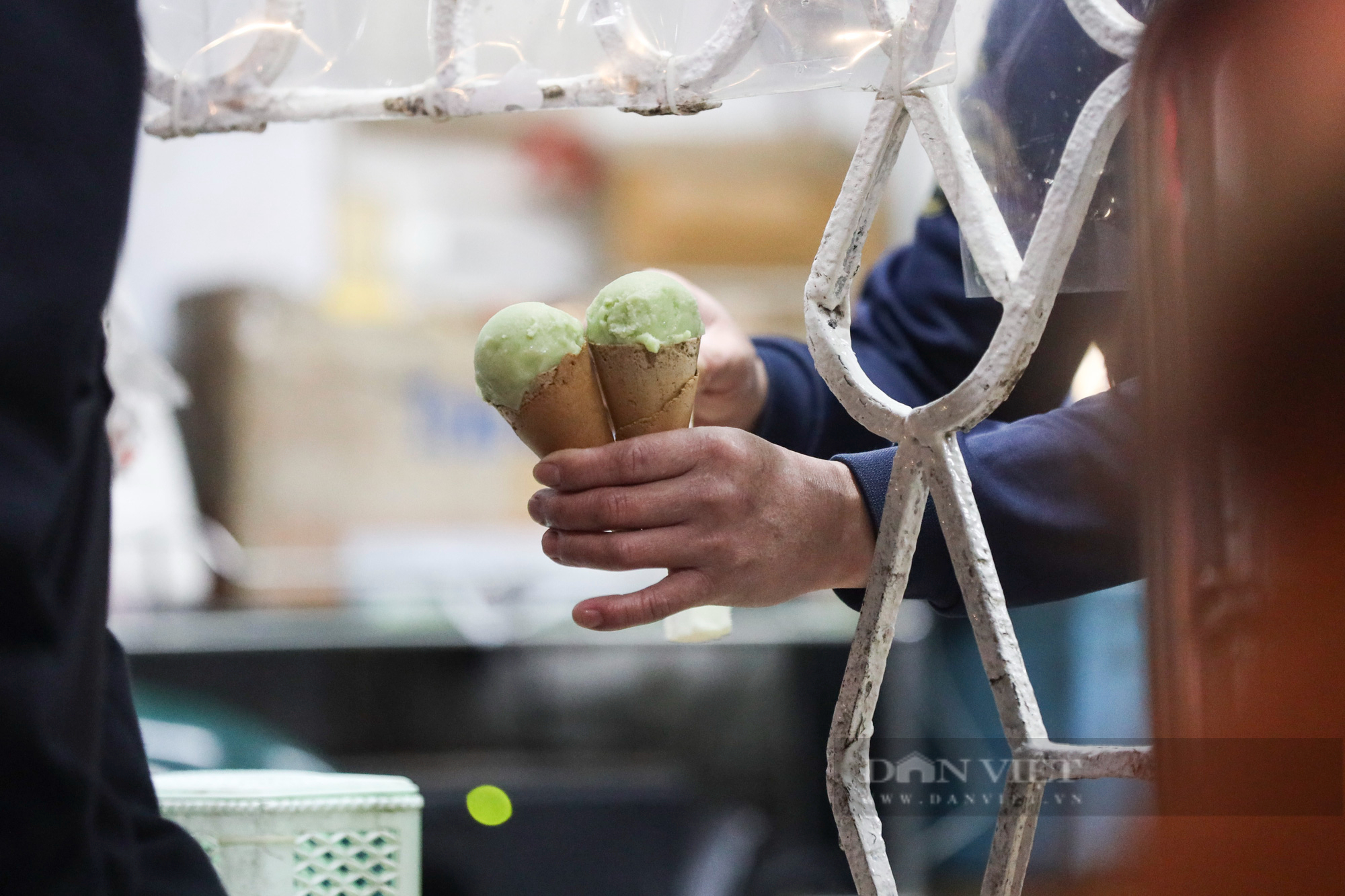 Giới trẻ Hà Nội thích thú ăn kem trong giá lạnh 10 độ C - Ảnh 9.