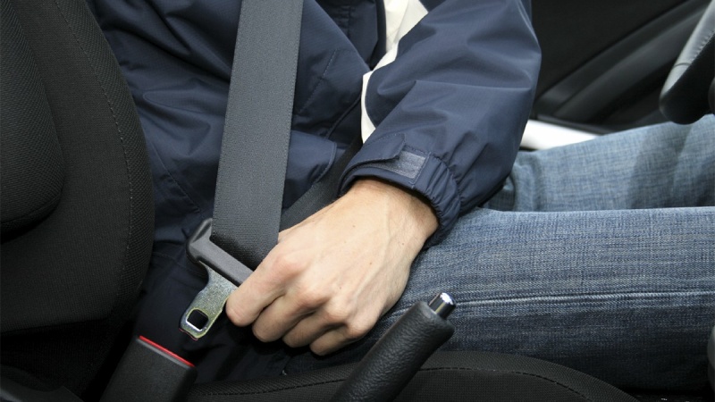 Mức phạt với người ngồi trên xe ôtô không thắt dây an toàn năm 2022 - Ảnh 1.