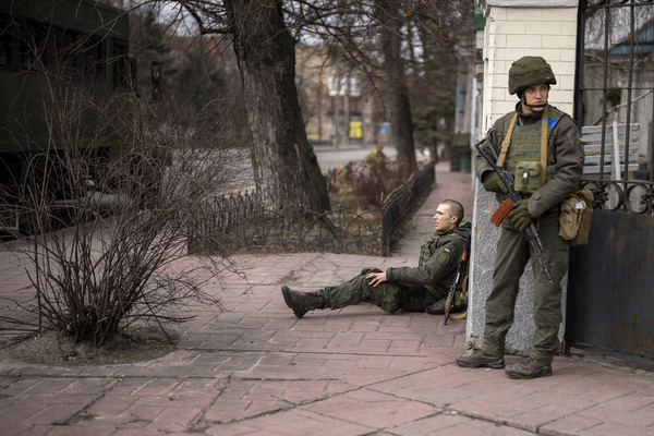 Quân Nga dồn dập tiến công cố tiến vào Kiev ngay hôm nay, lính Ukraine 'dàn trận' nghênh chiến - Ảnh 3.