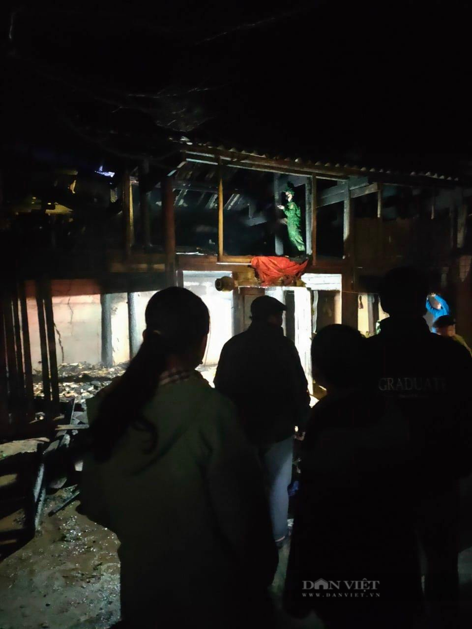 Lào Cai: Hỏa hoạn thiêu rụi nhà gỗ trong đêm, 2 trẻ em thương vong - Ảnh 1.
