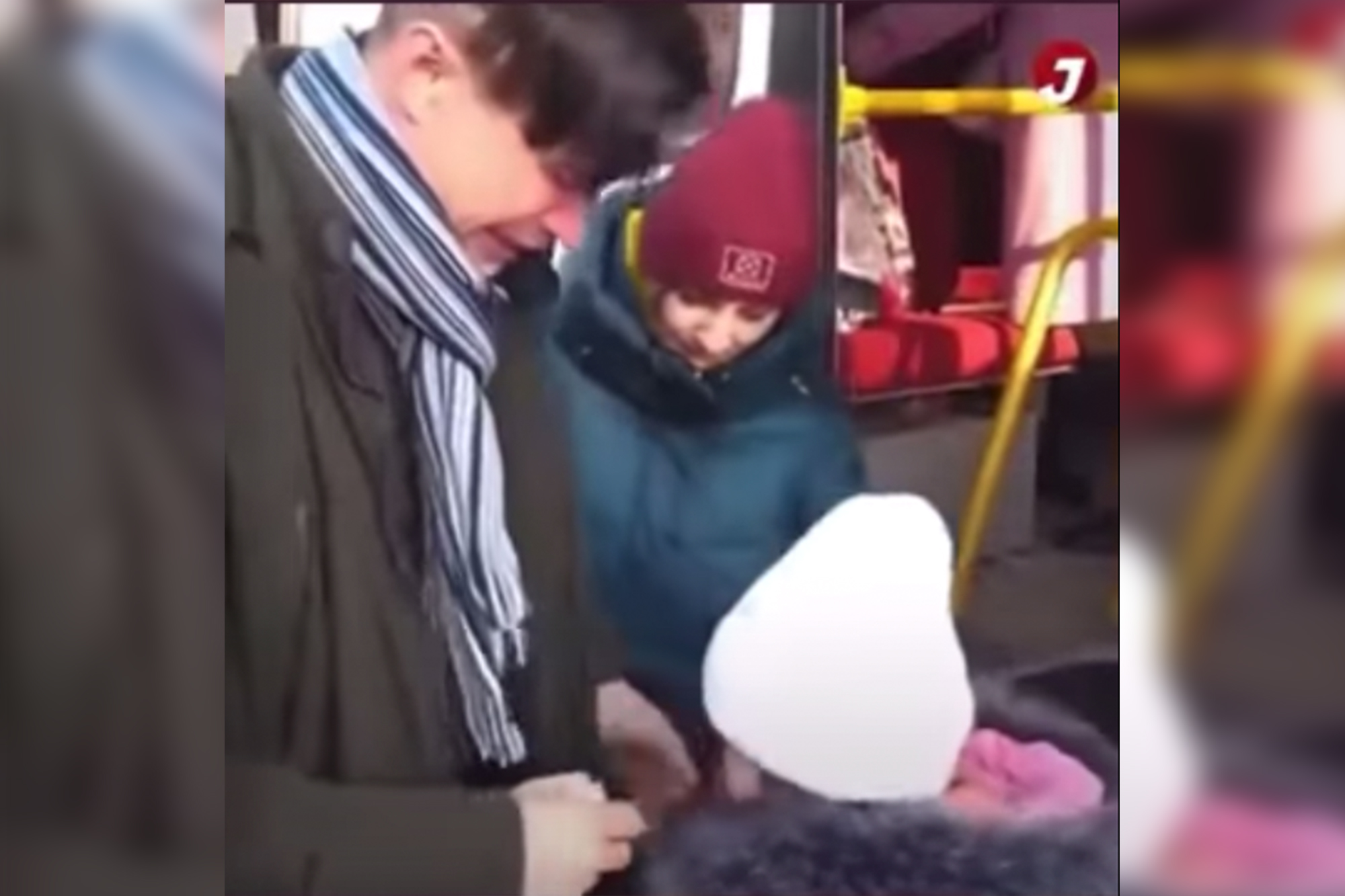 Chiến sự Ukraine: Video ông bố bật khóc tiễn con gái nhỏ đi sơ tán khiến nhiều người xúc động - Ảnh 3.