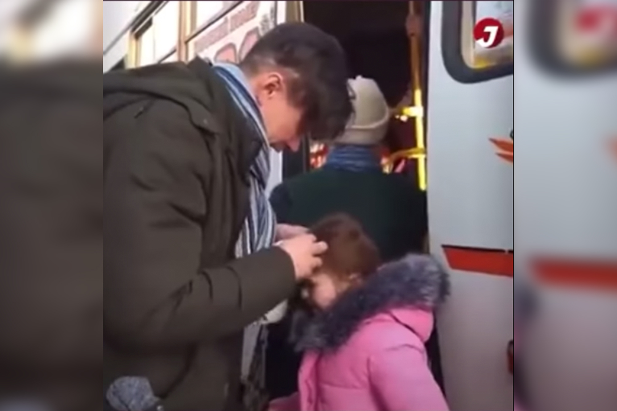 Chiến sự Ukraine: Video ông bố bật khóc tiễn con gái nhỏ đi sơ tán khiến nhiều người xúc động - Ảnh 2.