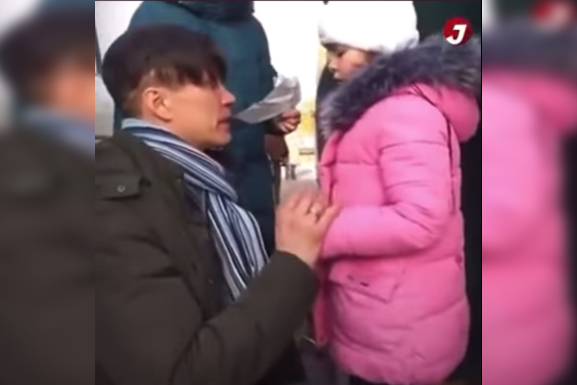 Chiến sự Ukraine: Video ông bố bật khóc tiễn con gái nhỏ đi sơ tán khiến nhiều người xúc động - Ảnh 4.