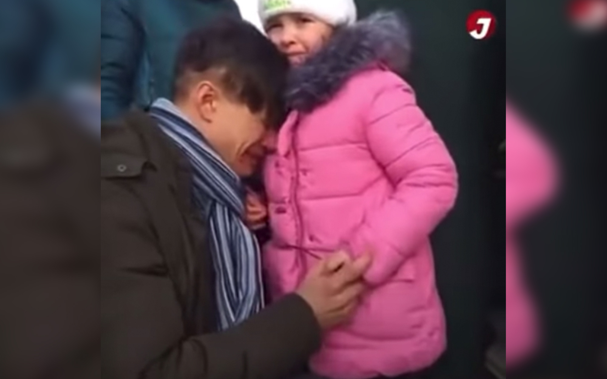 Chiến sự Ukraine: Video ông bố bật khóc tiễn con gái nhỏ đi sơ tán khiến nhiều người xúc động