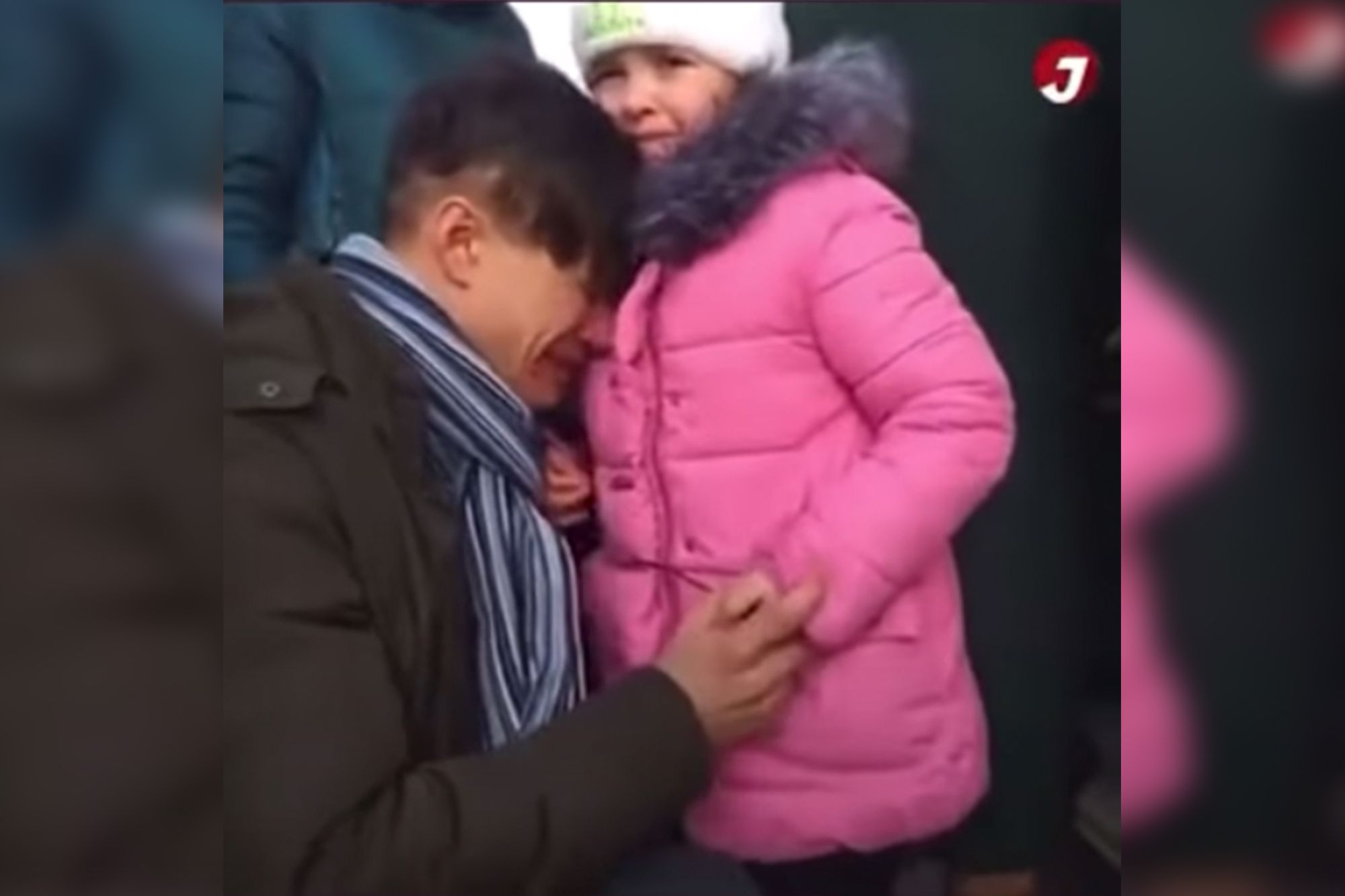Chiến sự Ukraine: Video ông bố bật khóc tiễn con gái nhỏ đi sơ tán khiến nhiều người xúc động - Ảnh 5.