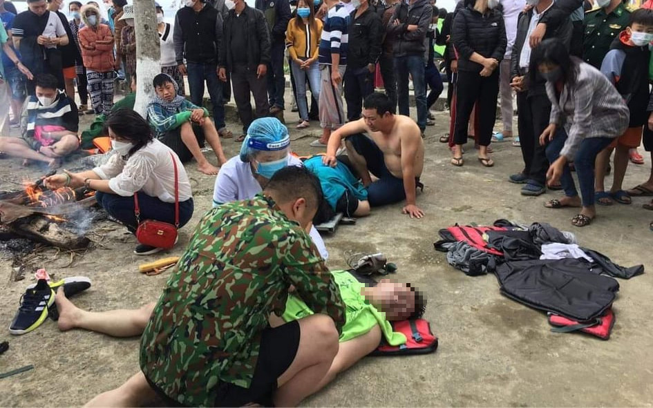 Nóng: Chìm cano chở 39 người ở biển Cửa Đại, 13 người tử vong, 4 người mất tích