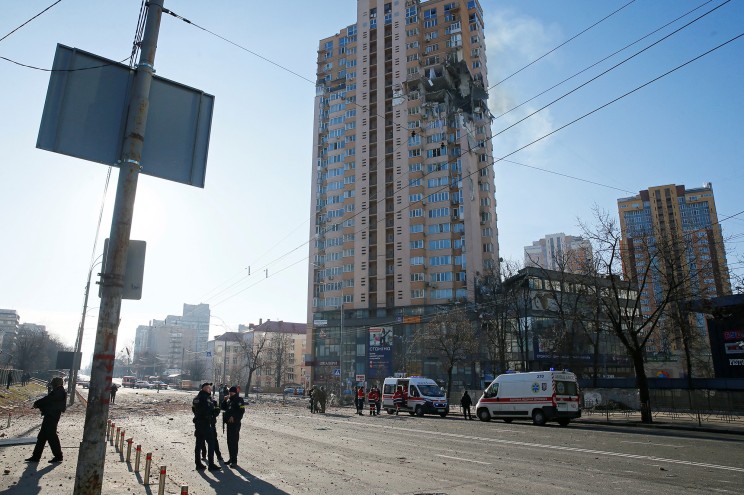 Chùm ảnh Kiev chìm trong khói lửa chiến sự, Ukraine báo cáo hàng trăm thương vong  - Ảnh 3.
