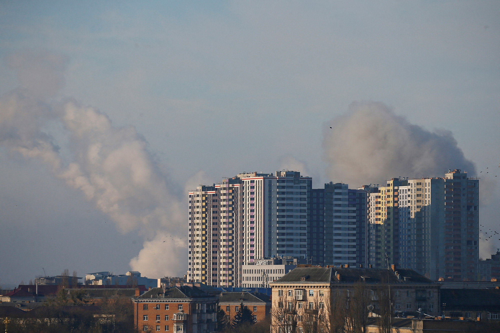 Chùm ảnh Kiev chìm trong khói lửa chiến sự, Ukraine báo cáo hàng trăm thương vong  - Ảnh 4.