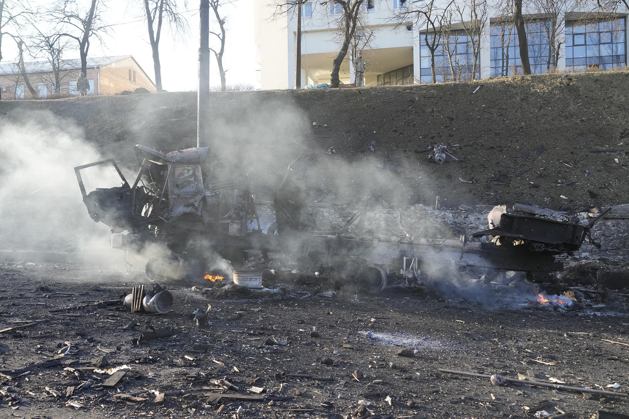 Chùm ảnh Kiev chìm trong khói lửa chiến sự, Ukraine báo cáo hàng trăm thương vong  - Ảnh 2.