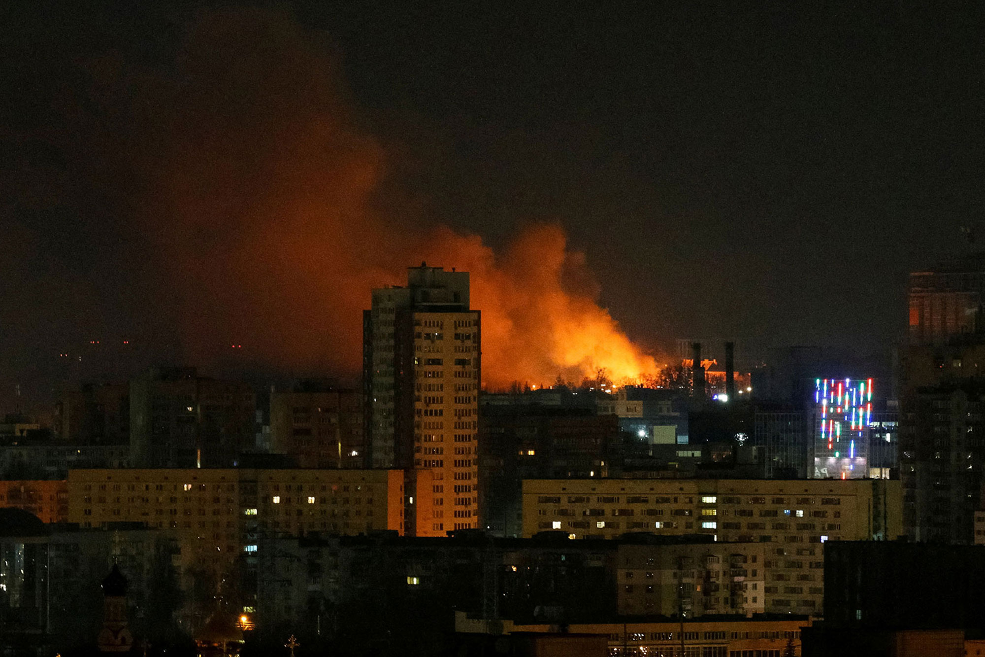 Chùm ảnh Kiev chìm trong khói lửa chiến sự, Ukraine báo cáo hàng trăm thương vong  - Ảnh 13.