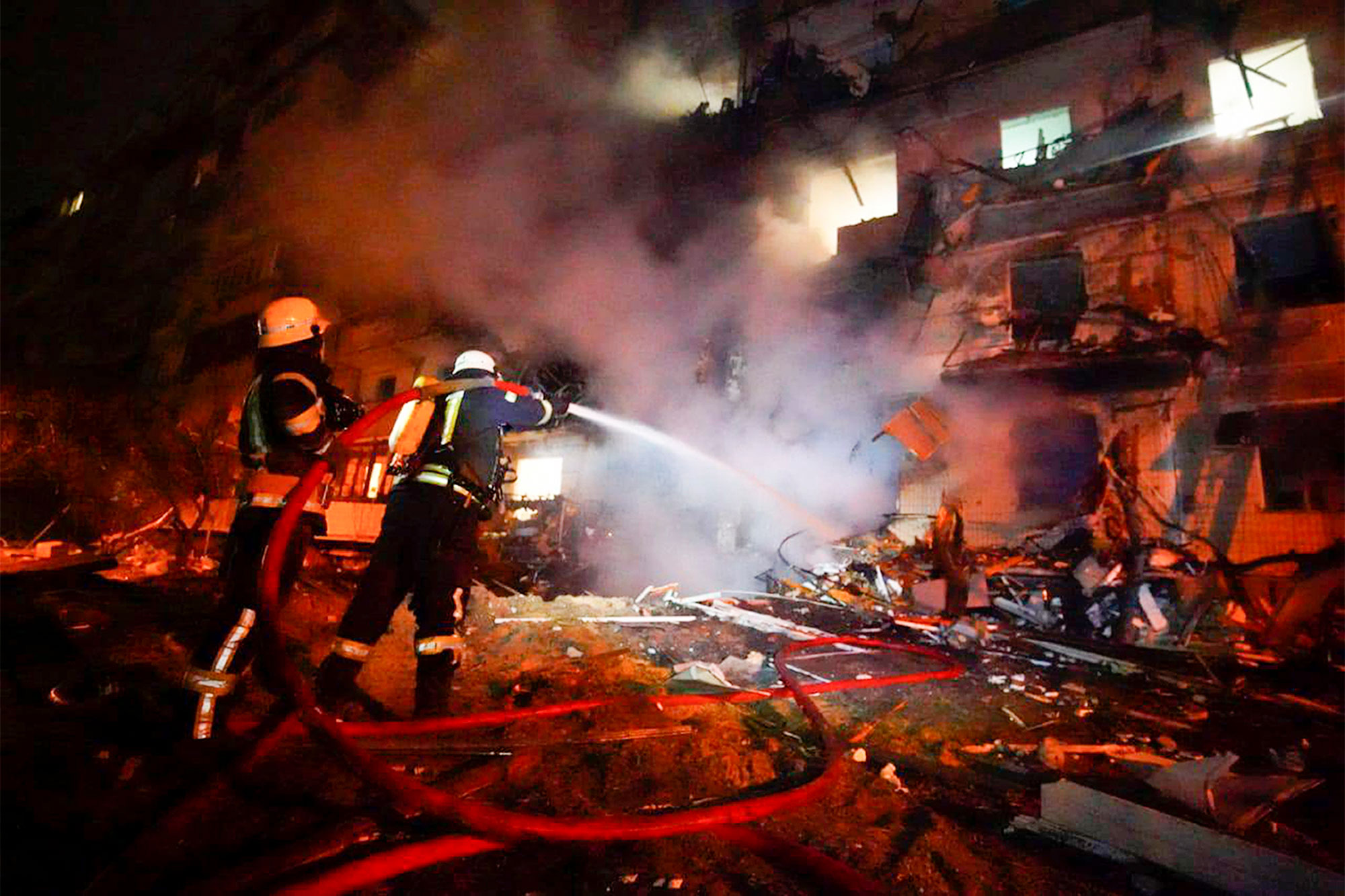 Chùm ảnh Kiev chìm trong khói lửa chiến sự, Ukraine báo cáo hàng trăm thương vong  - Ảnh 14.